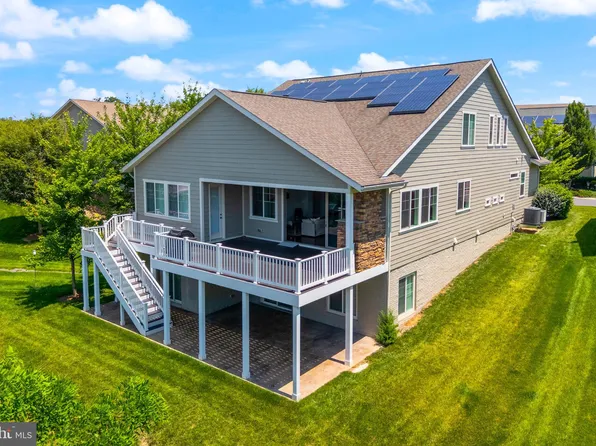 105 Harvester Dr, Lake Frederick, VA 22630