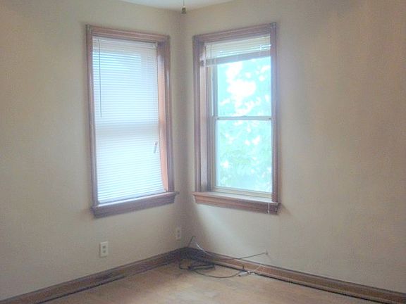 4th image of 4932A Winona Ave