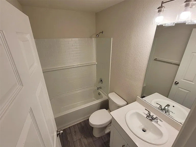 1049 Knightly Ln — Photo 14