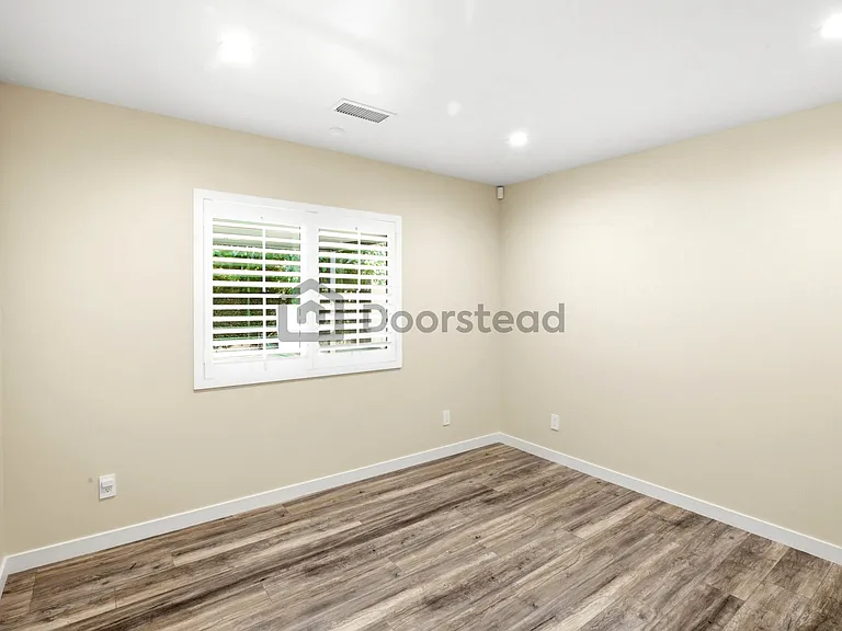 7414 Lasaine Ave — Photo 23