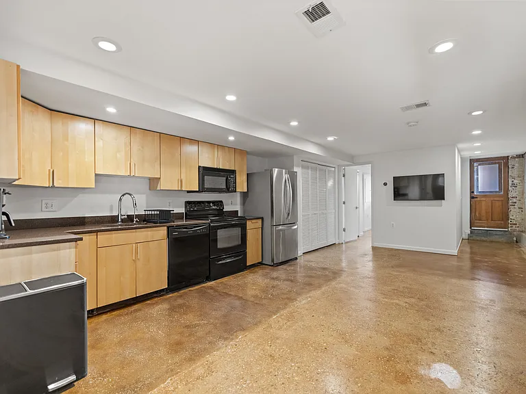 24 R St NW #B — Photo 11