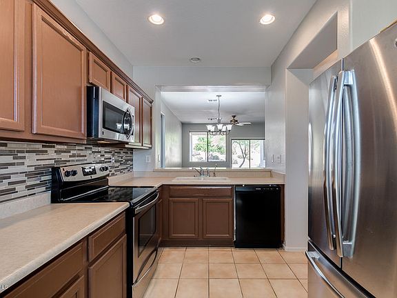 4th image of 2514 W Whitman Dr