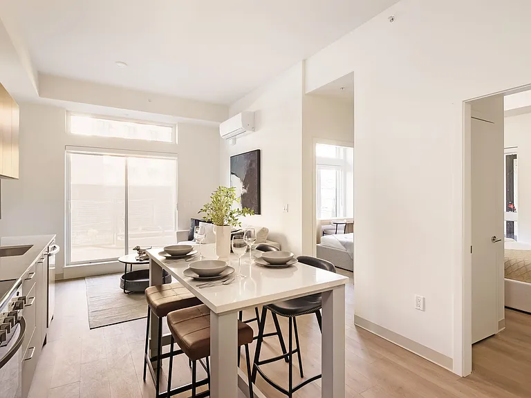 1529 Oxford St — Photo 1