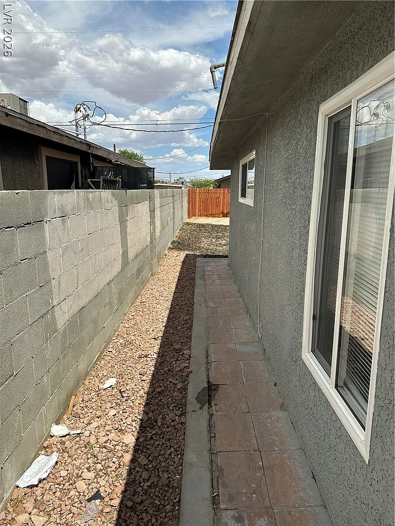 1 bed, 1.0 bath, 912 sqft, $1,050 — Photo 2