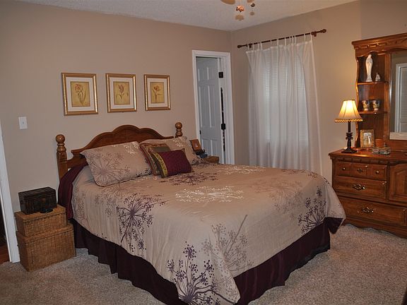 3rd image of 467 Lombardy Dr