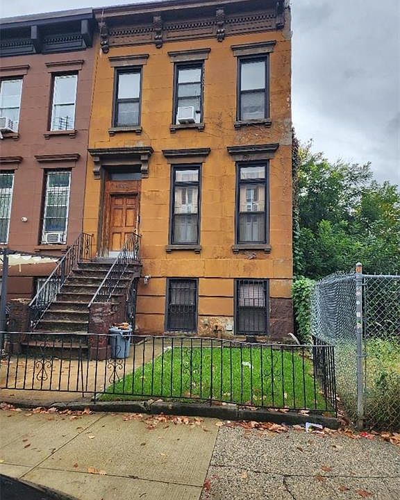 2nd image of 668 Lexington Ave
