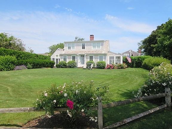 Large Yard- great in town location - walk to Lighthouse beac