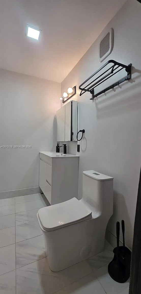3 bed, 3.0 bath, 1520 sqft, $3,200 — Photo 4