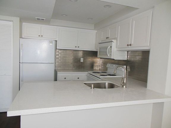 5th image of 718 Executive Center Dr APT 26