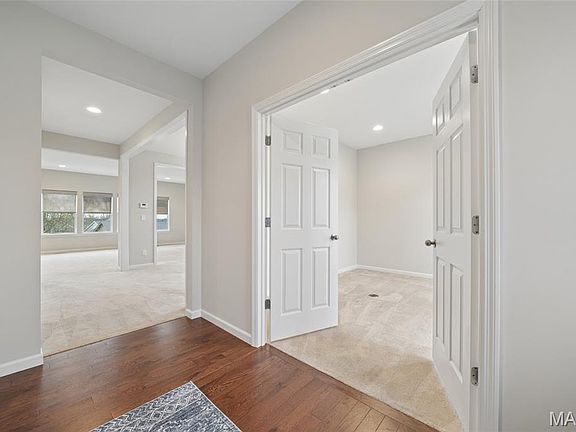 3rd image of 910 Ellis Park Dr