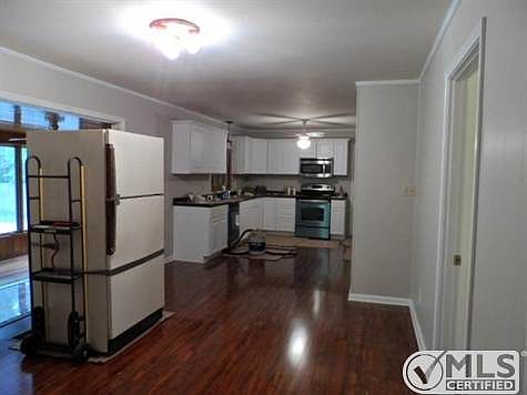 3rd image of 300 Foxboro Ln