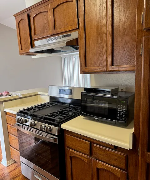 Kitchen / Gas Stove / Microwave