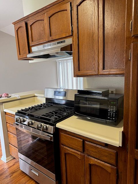 Kitchen / Gas Stove / Microwave