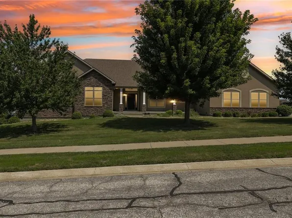 4215 Greystone Dr, Saint Joseph, MO 64505