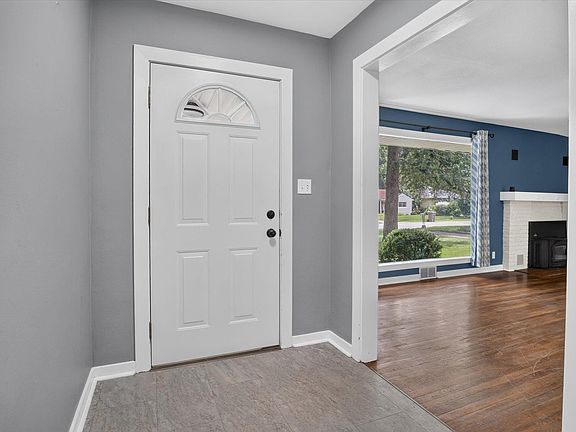 5th image of 227 Devonshire Dr