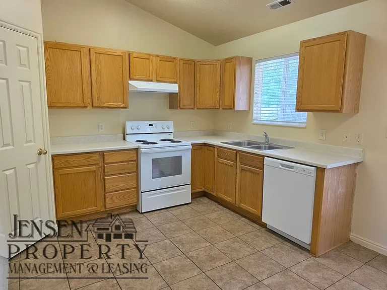 1849 S Halter Cir — Photo 3