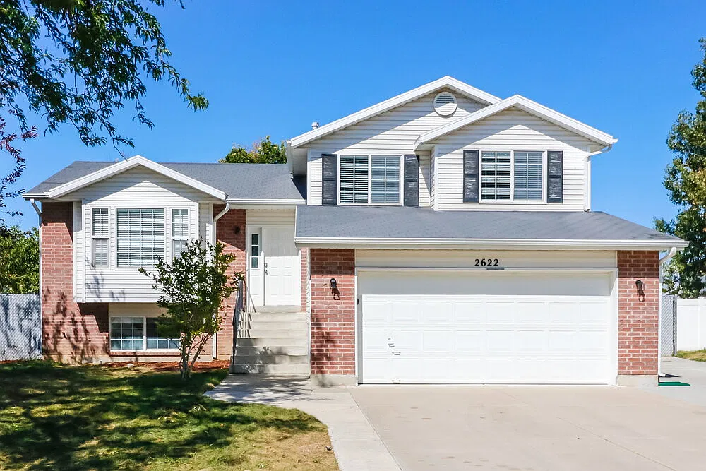 4 bed, 2.5 bath, 2095 sqft, $2,560 — Photo 1