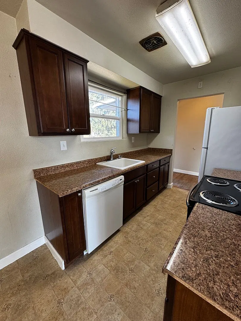 4 Bed 2 Bath Home Near Knolls Vista Elementary School!! — Photo 4
