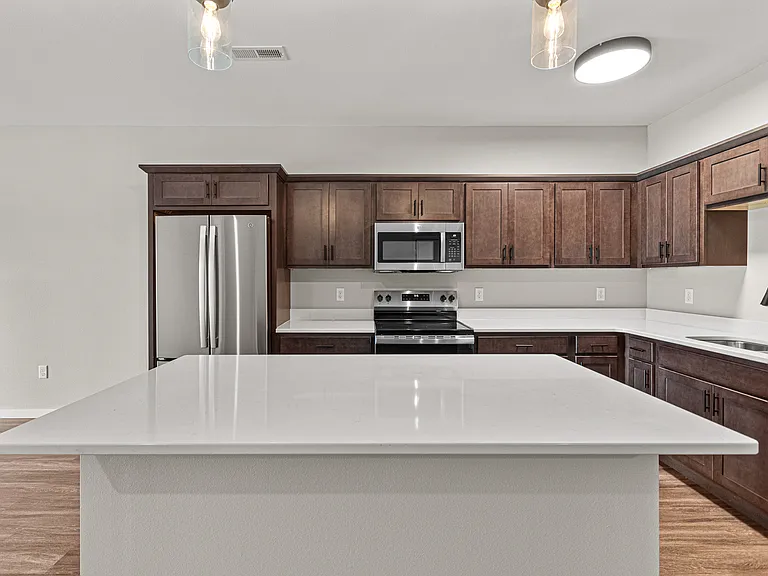 Spring Rose Cir — Photo 11