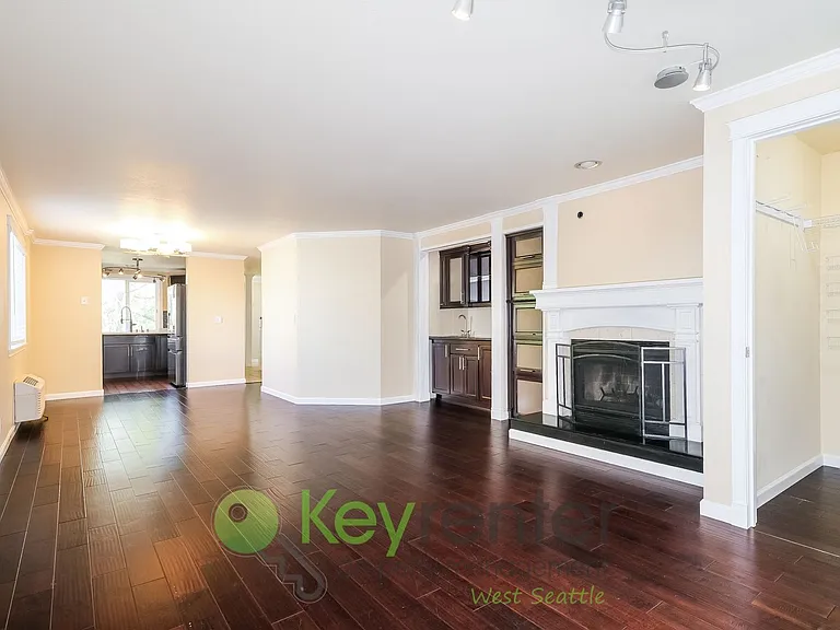 9522 1st Ave NE #B8 — Photo 3