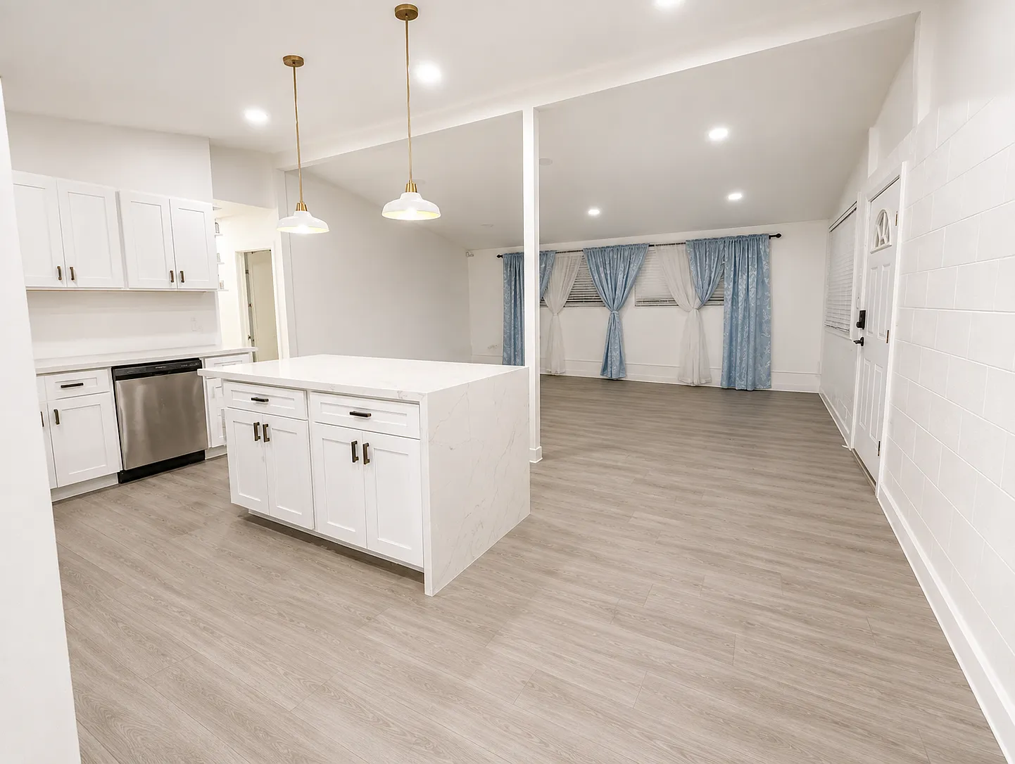 5 bed, 1755 sqft, $4,900 — Photo 2