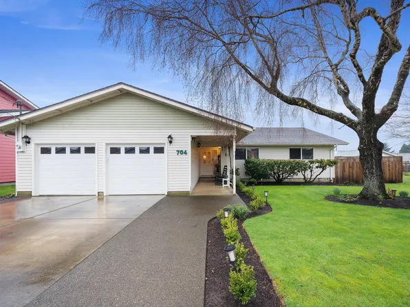 704 Ash Ave, Tillamook, OR 97141