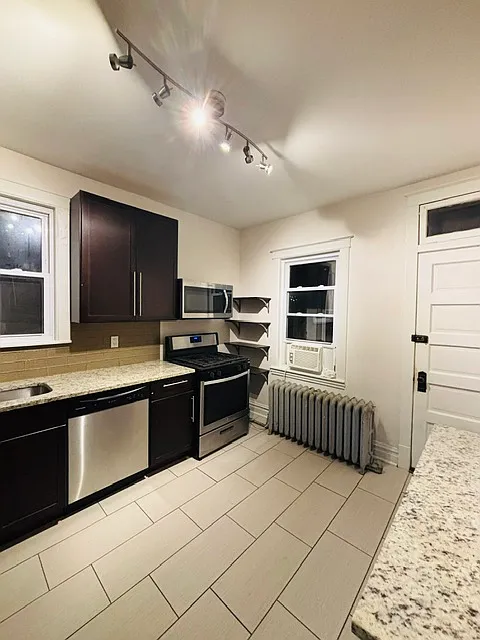 3 bed, 1065 sqft, $2,700 — Photo 3