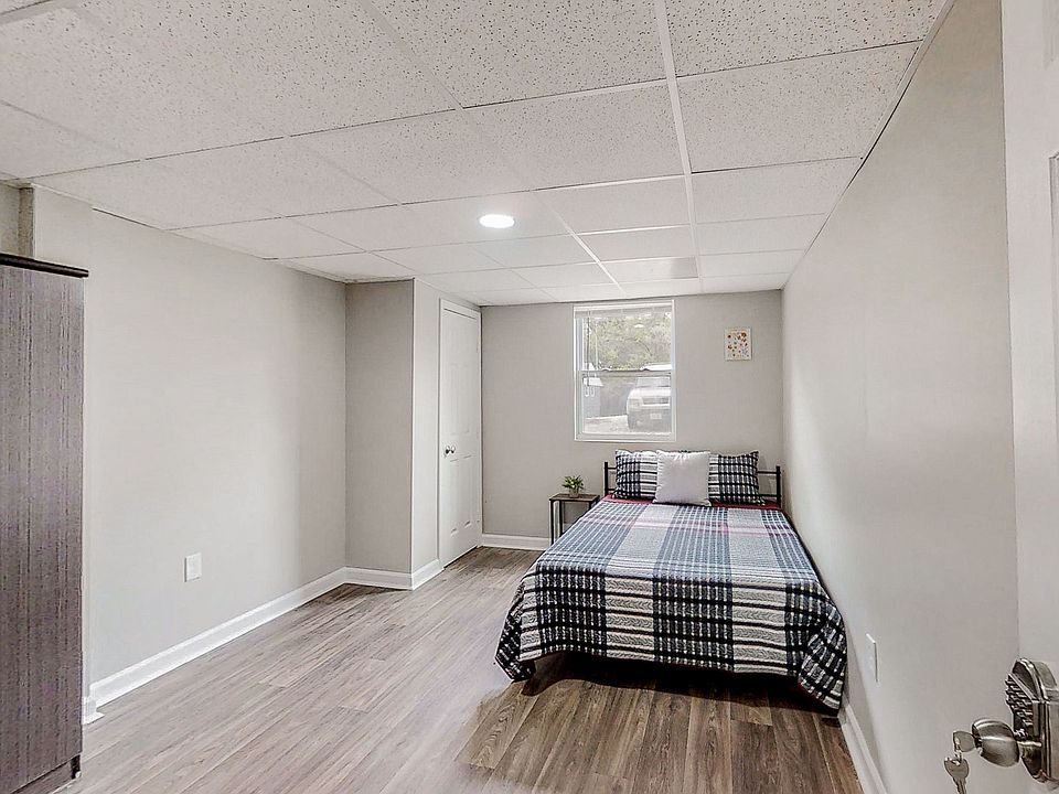 Spacious room with closet