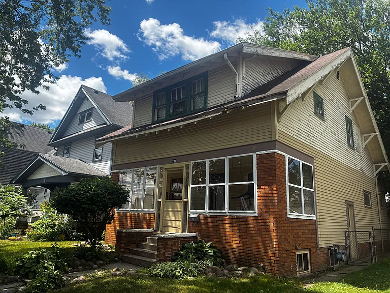 744 Nicholas St — Photo 17