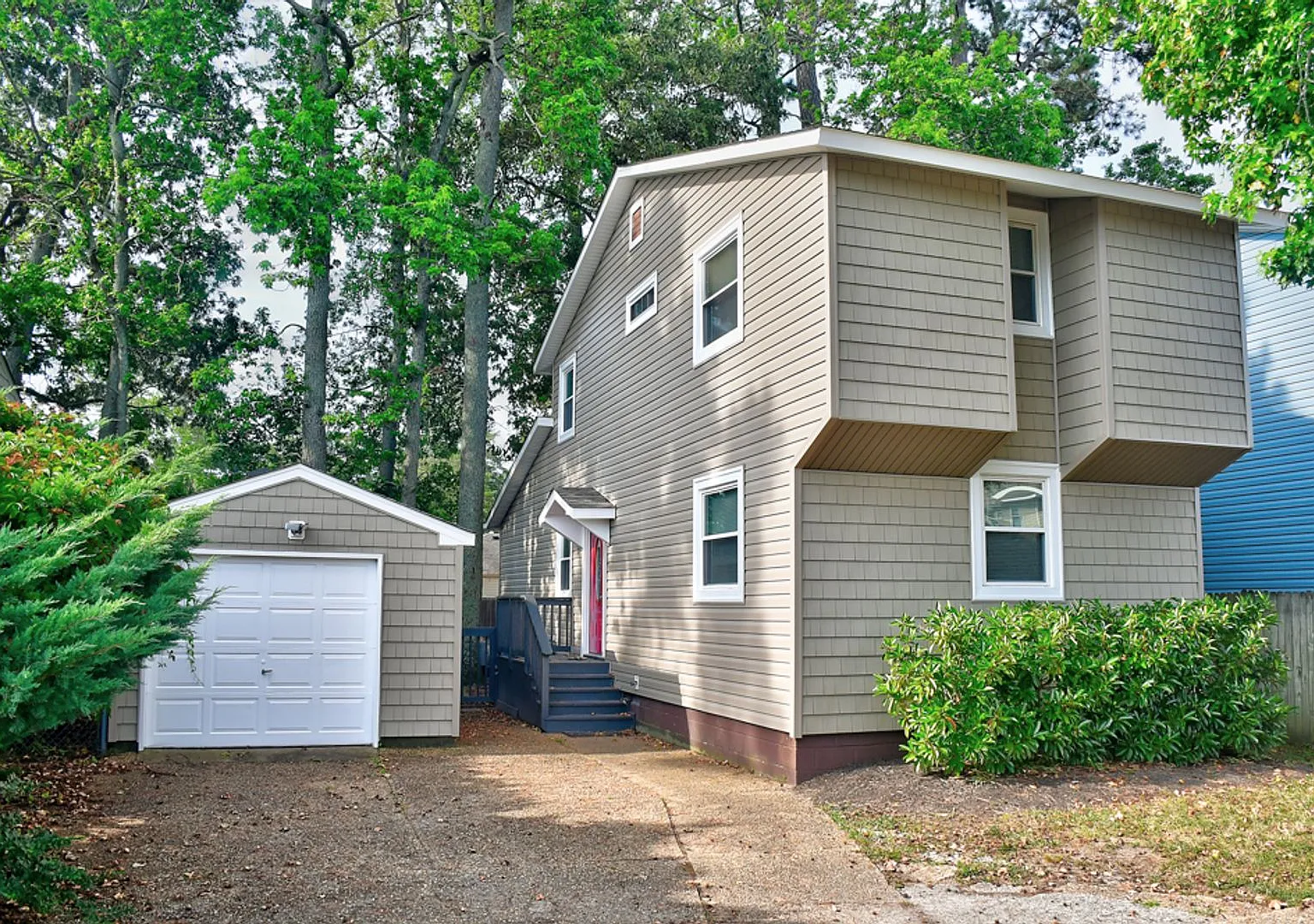 3 Bedroom House With Garage Short Distance To Beach — Photo 1