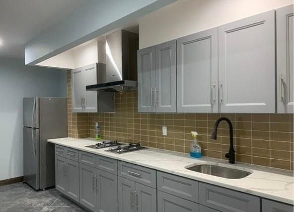 1st image of 917 E 55th St Floor 1