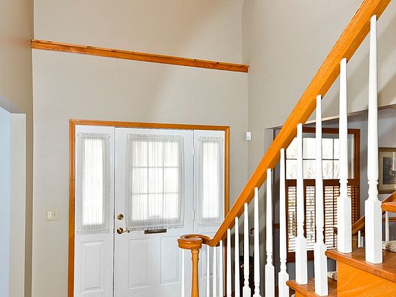 4th image of 82 E Sherwood Dr