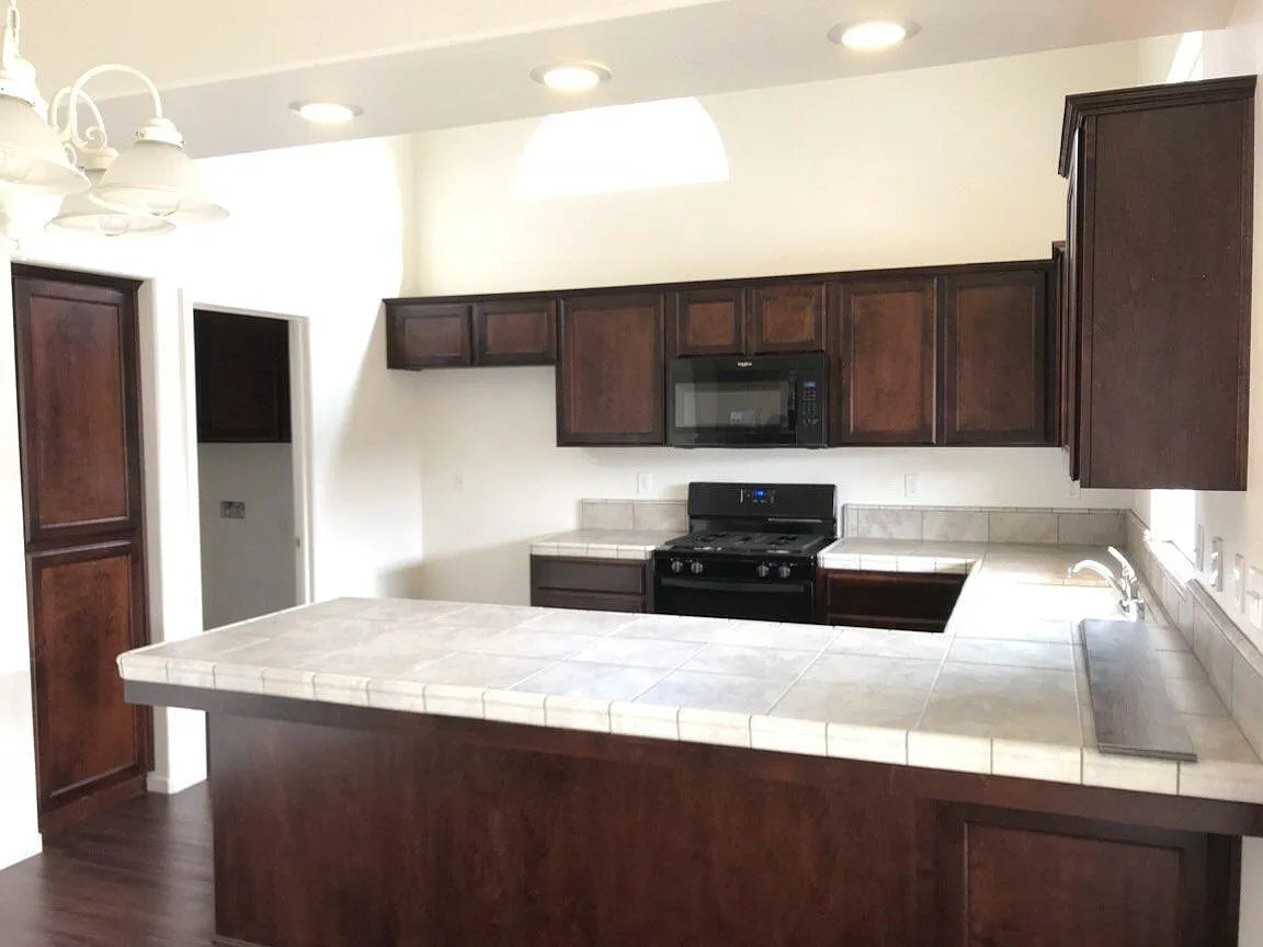 4 bed, 1587 sqft, $2,600 — Photo 3