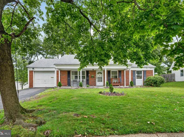 40 Gramercy Ln, Willingboro, NJ 08046