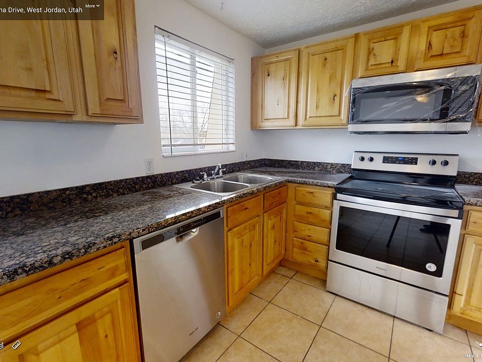 Kitchen w/Granite Countertops