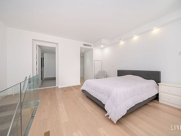 3rd image of 540 W 49th St #N105