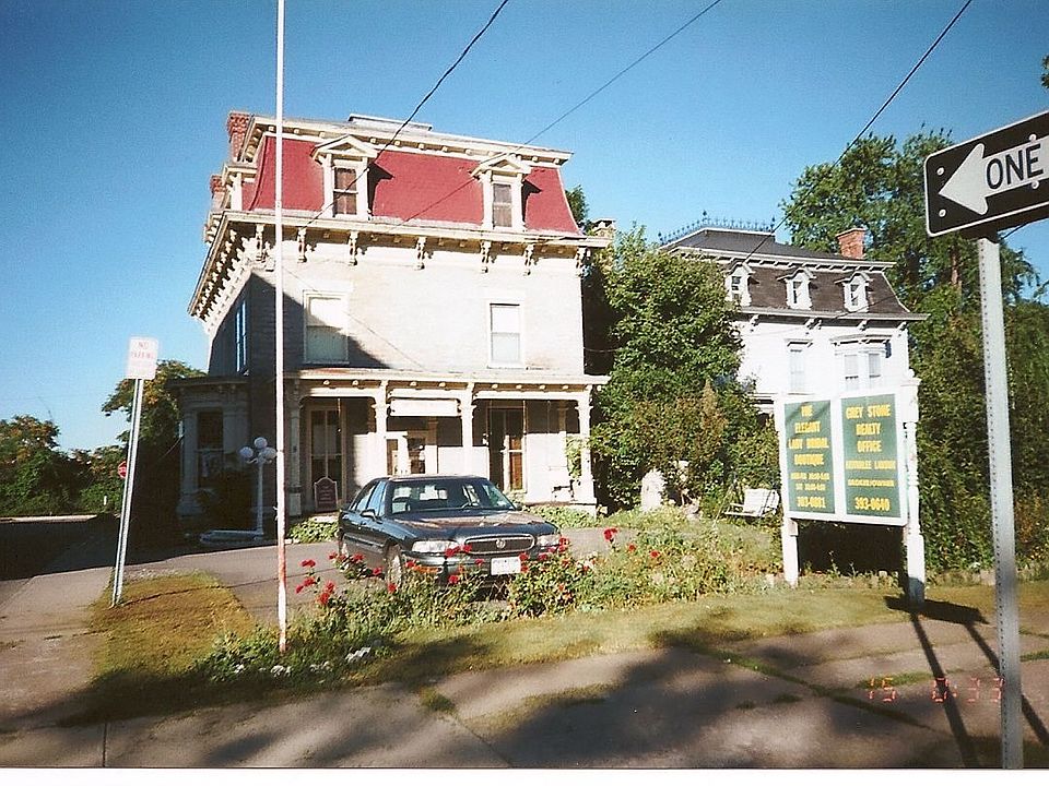exterior of 1820 victorian