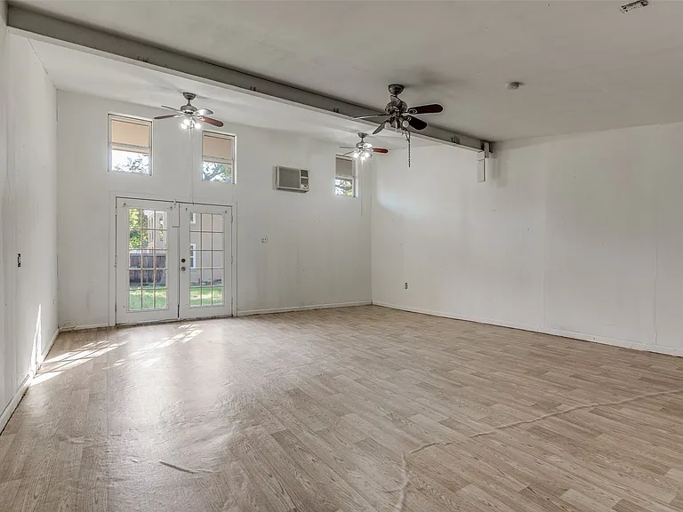Detached studio space- with electricity and A/C