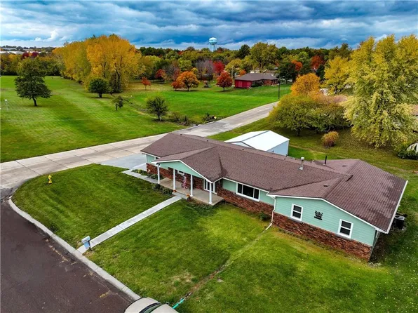 308 Choctaw Rd, Hiawatha, KS 66434