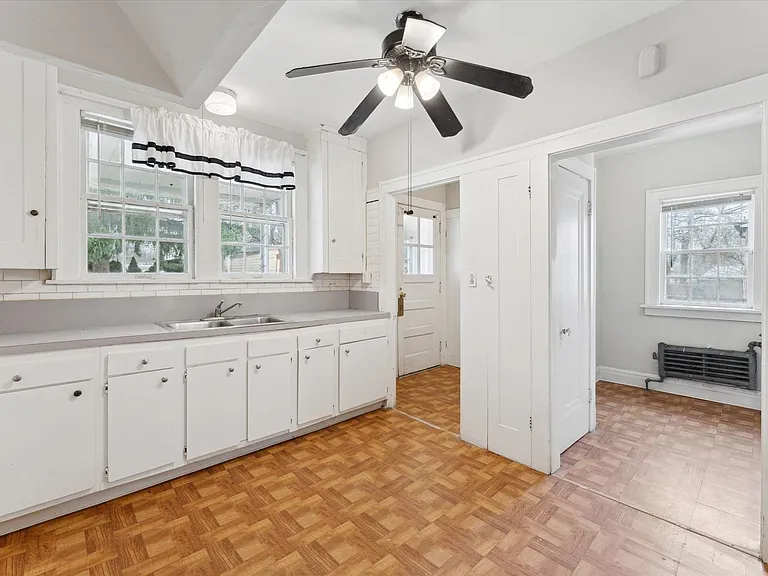 13108 Cedar Rd Cleveland Heights Oh 44118 — Photo 16