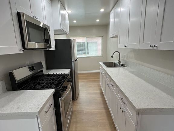 3rd image of 5252 Cahuenga Blvd #8