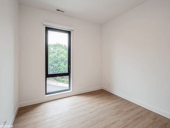 5th image of 1236 W Lawrence Ave #407