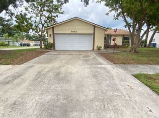 8433 Somerset Dr, Largo, FL 33773