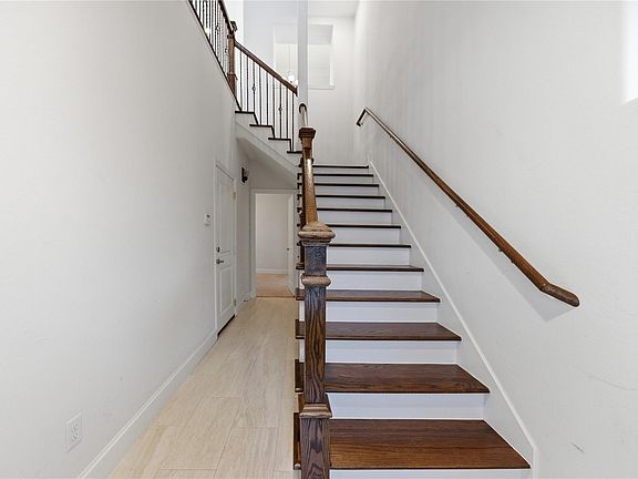 4th image of 960 W 24th St