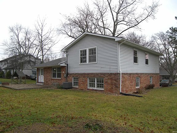 4th image of 636 Crown Hill Dr E