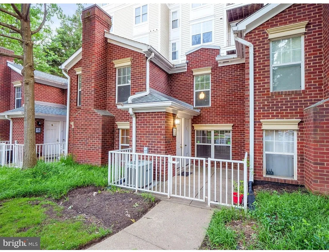 Building Photo - 1625 International Dr #Townhouse 5