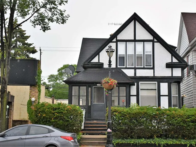 2959 N Oakland Ave — Photo 1
