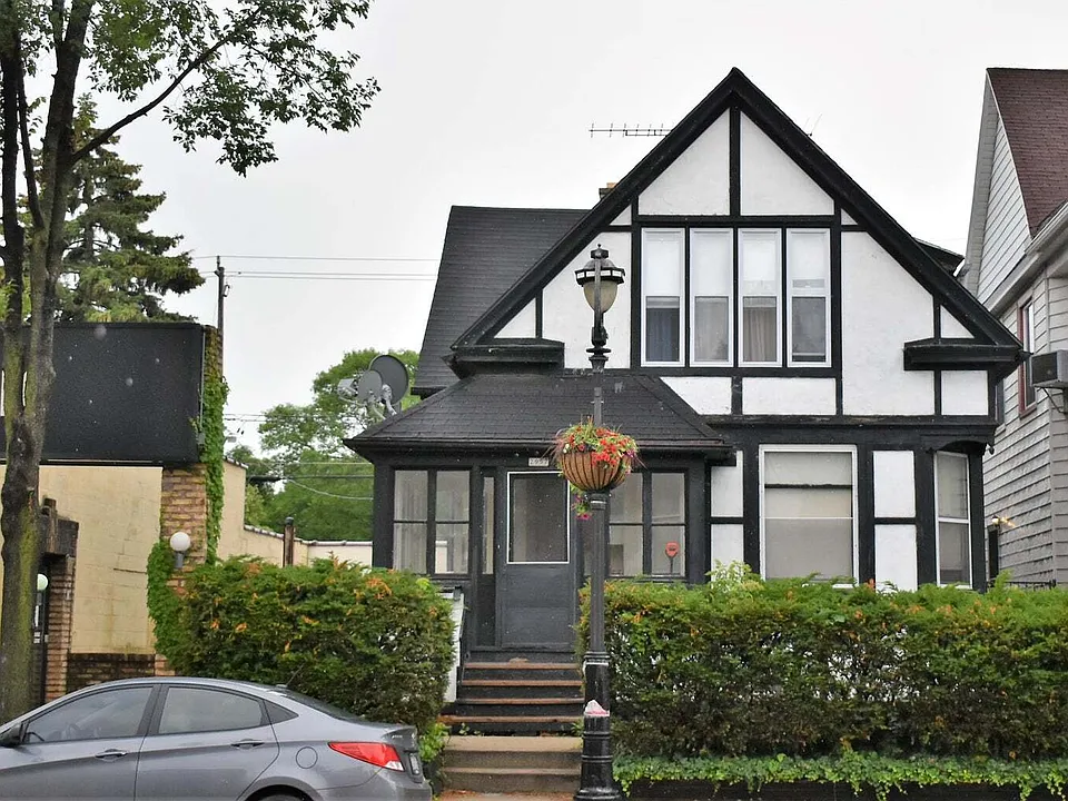 2959 N Oakland Ave