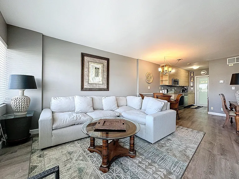 3250 NE 28th St #707 — Photo 8