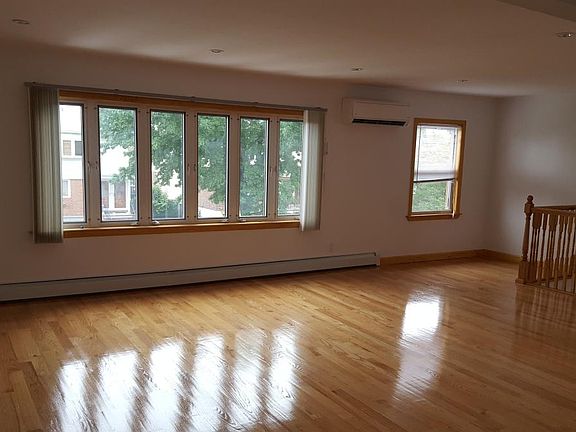 Spacious Living Room, Recessed Lighting